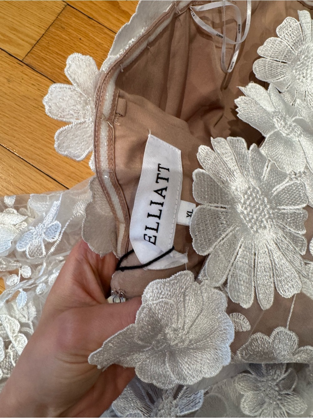 BNWT ELLIAT revolve 3D flowers appliqué mini tiered dress - Picture 13 of 15